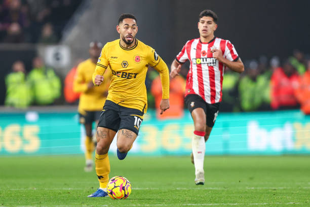 露了一个问 露了一个问